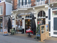 902244 Gezicht op de met kerstversiering opgetuigde winkelpui van restaurant Copper Branch - Plant based powerfood ...